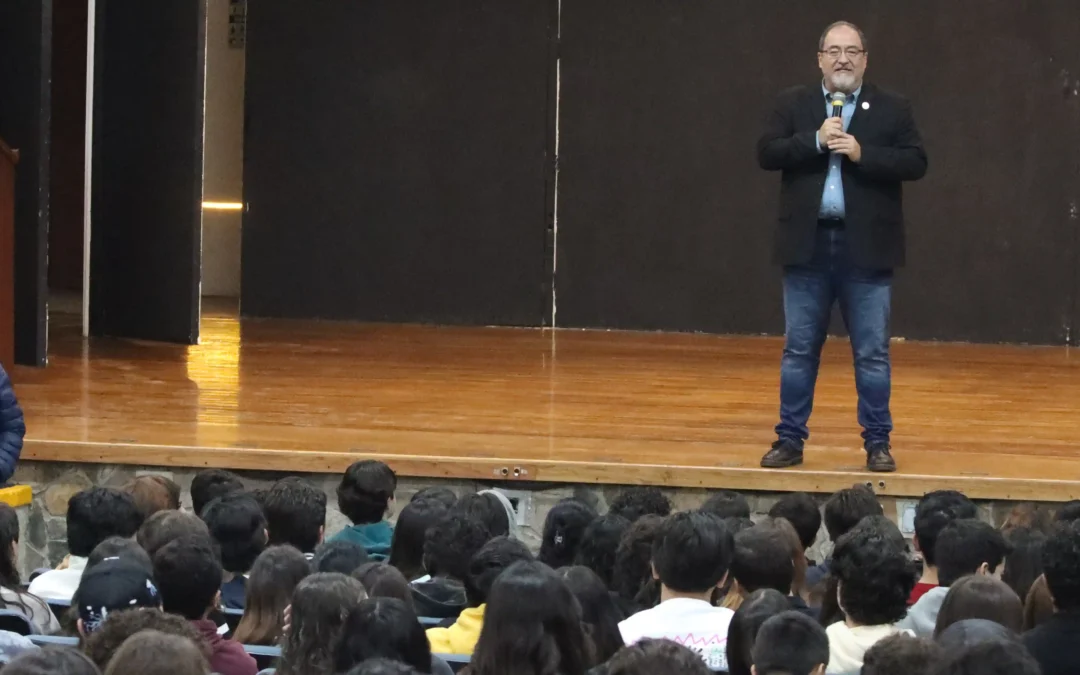 Conocen estudiantes a su nuevo director